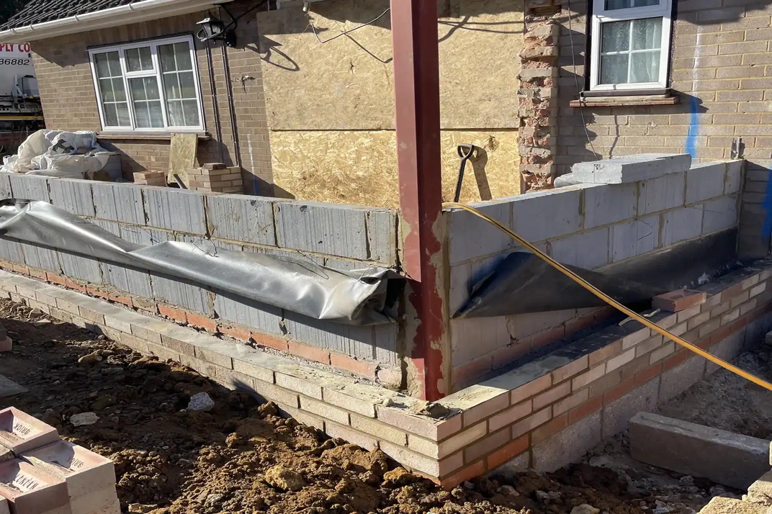 Rear extension, dpm lapped with dpc to provide a cavity tray. Steel post used within the cavity.